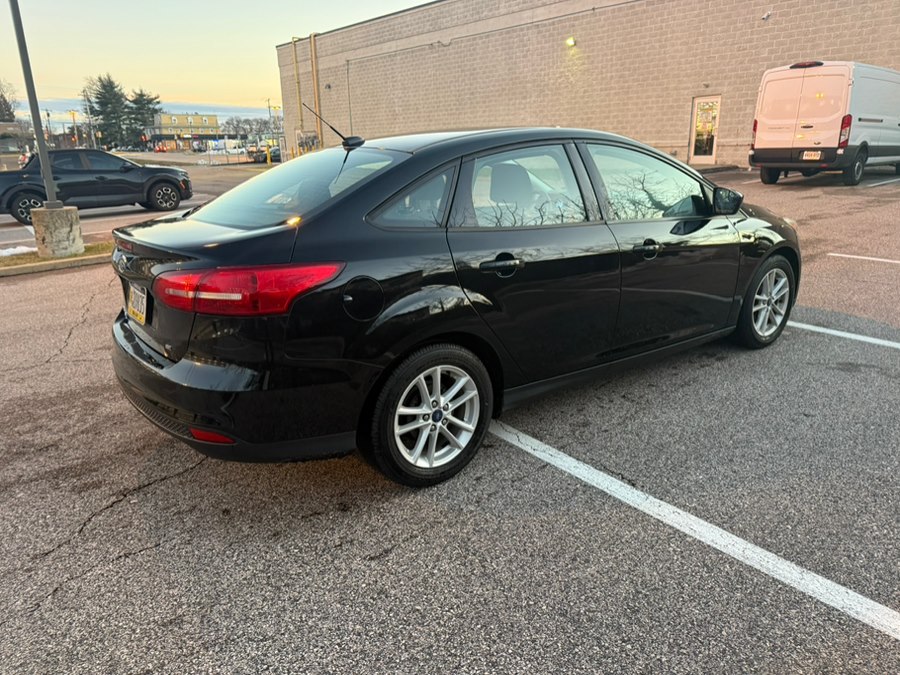 2018 Ford Focus SE Sedan - 4