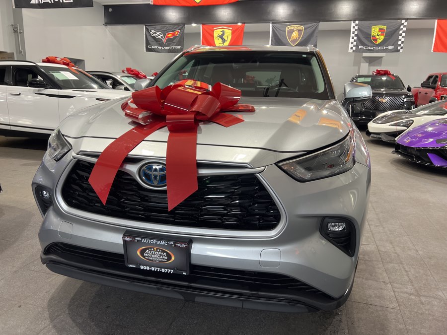 Silver 2023 Toyota Highlander Hybrid XLE AWD SUV / Crossover All-Wheel Drive Automatic