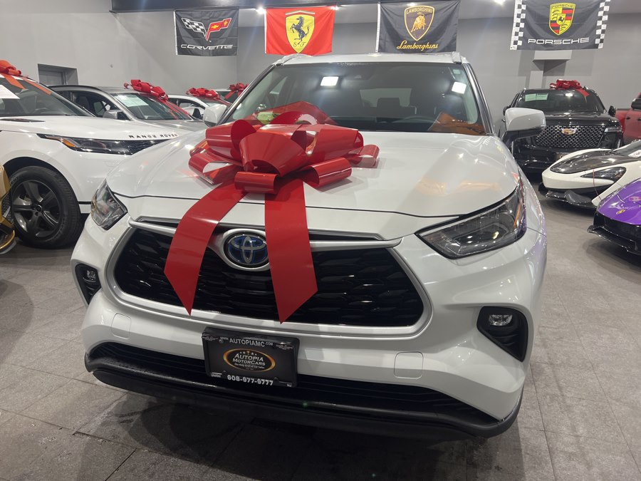 White 2023 Toyota Highlander Hybrid XLE AWD SUV / Crossover All-Wheel Drive Automatic