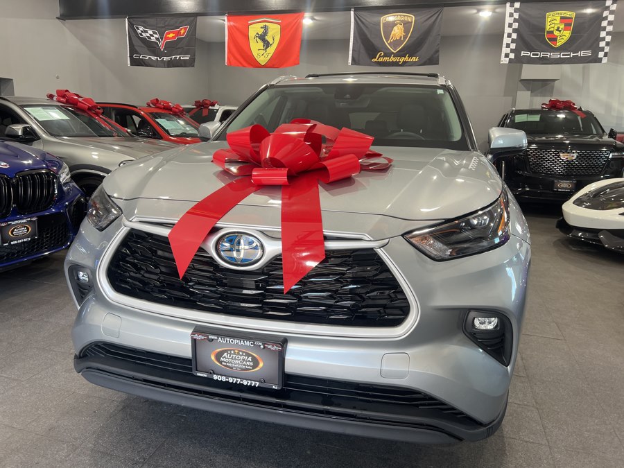 Silver 2024 Toyota Highlander Hybrid XLE AWD SUV / Crossover All-Wheel Drive Automatic