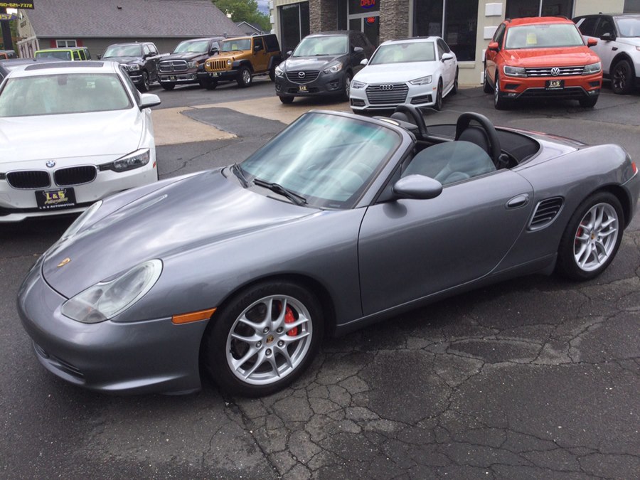 View vehicle photo 3